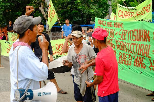 FAST-TRACK. Farmers from Mindanao who marched for five days from Malaybalay City in Bukidnon to Cagayan de Oro made a noise barrage outside the Department of Agrarian Reform Central Office in Quezon Memorial Circle on June 4 demanding the fast-tracking of CARPER implementation. Photo by Bobby Lagsa