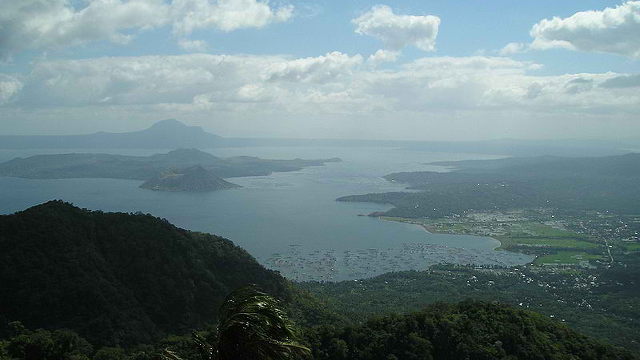 TAGAYTAY TOURISM. A commercial boom in the popular tourism destination is threatening the city's water supply. Photo from Drumlanrig from Wikimedia Commons