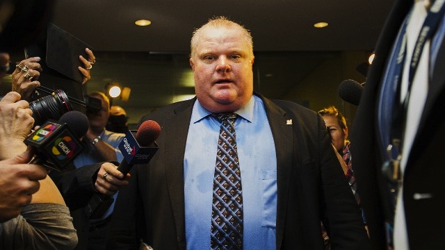COMEBACK. In this file photo, Toronto Mayor Rob Ford is swarmed by media at City Hall after City Council striped him of emergency management powers on November 15, 2013 in Toronto, Canada. Aaron Vincent Elkaim/Getty Images/AFP