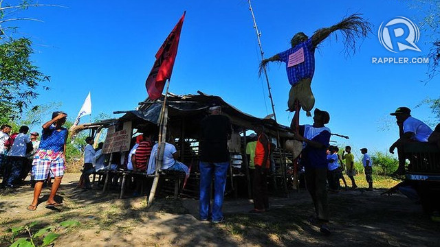 WAITING FOR AGRARIAN RFORM. Farmer activists wait for the Department of Agrarian Reform to decide on disputed land Hacienda Luisita in Tarlac. Photo by Dax Simbol