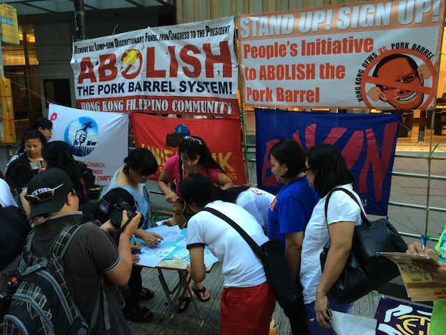 SIGN UP. The 'People's Initiative' seeks to gather at least 6 million signatures to abolish the pork barrel system. Photo by Eman Villanueva