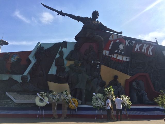 REMEMBRANCE. Once a year, people remember the great hero that is Andres Bonifacio. Photo by Rappler