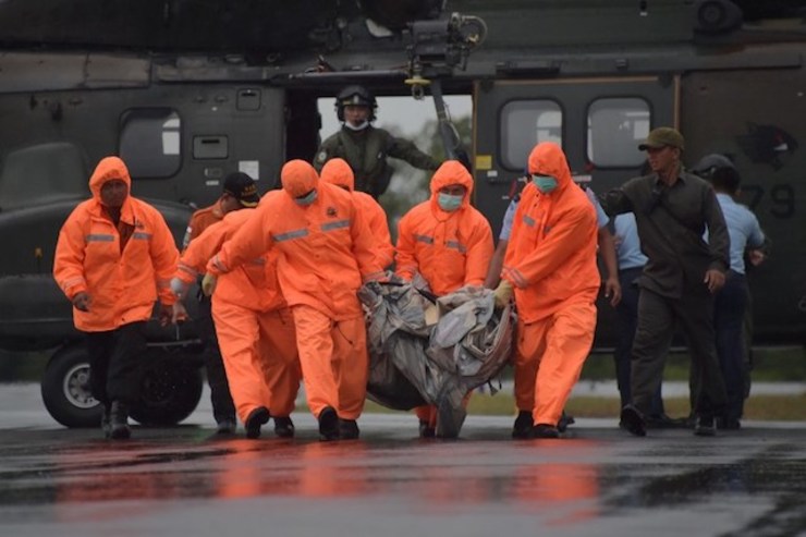 BASARNAS. Anggota tim SAR gabungan membawa perlengkapan untuk investigasi yang dikirimkan oleh Helikopter Super Puma milik Singapura dari Pangkalan Bun, 4 Januari 2015. Foto oleh Adek Berry/AFP. 