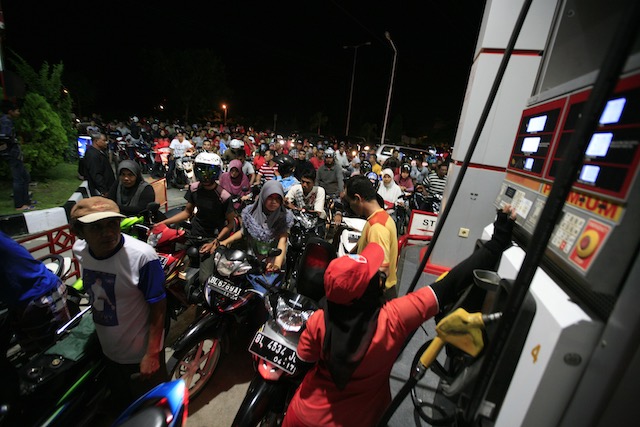 PANIC BUYING. Motorcycle drivers queue to refuel a few hours before the fuel price rises at a gas station in Banda Aceh, Indonesia, on November 17, 2014. Photo by EPA