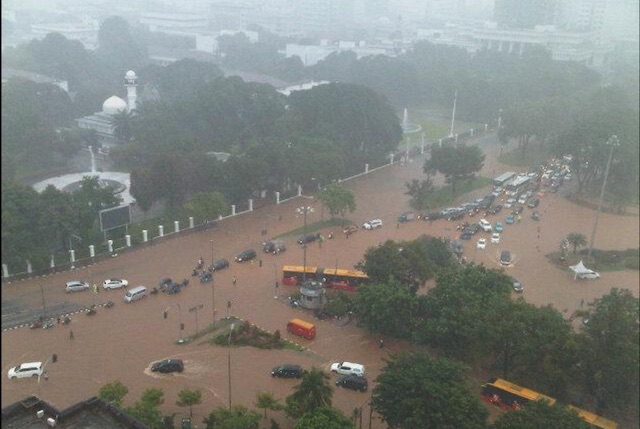 WATER, WATER EVERYWHERE. Several parts of Jakarta were flooded after non-stop rain on Monday. Photo by @Nur_al_ihsan/Twitter