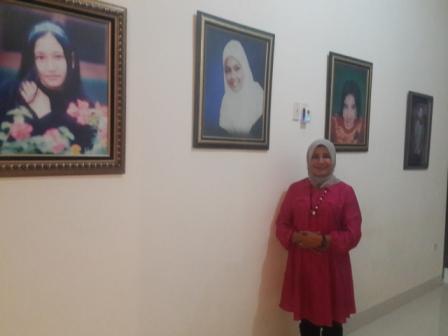 BIDAN ASMA. Bidan Asma berpose di depan foto mendiang anak-anaknya. Ia histeris saat mengetahui keempat anaknya tak ditemukan saat tsunami melanda Aceh. Foto oleh Uni Lubis/Rappler
