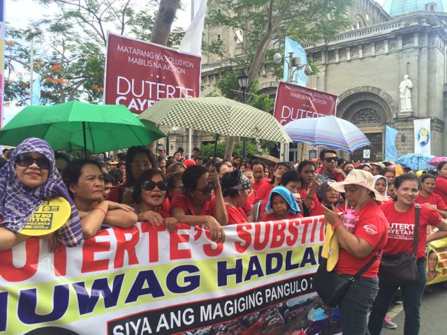 FEMALE VOTE. Hundreds of women from across Metro Manila came to the Comelec to express support for Davao City Mayor Rodrigo Duterte. Photo by Rappler