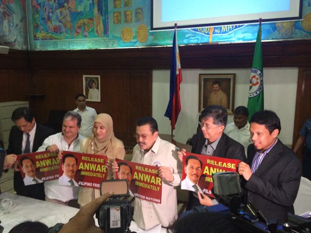 RELEASE ANWAR. Manila Mayor Joseph Estrada seeks justice for his good friend, former Malaysian Deputy Prime Minister Anwar Ibrahim. 