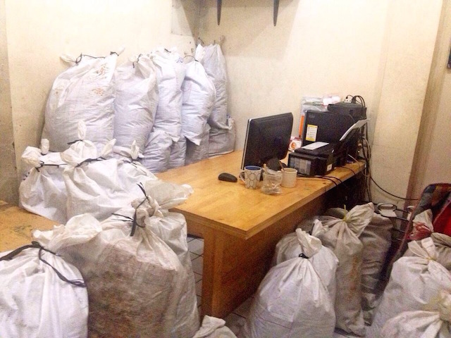 MASSIVE HAUL. Police confiscated 800 kilograms of methampetamine from an international drug syndicate arrested in West Jakarta on Jan. 5, 2015. Photo by Rappler