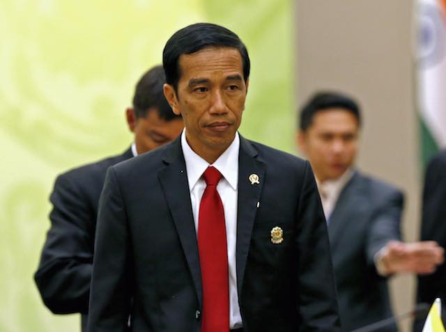 Presiden Jokowi mengaku tak tahu apa yang ditandatanganinya. Foto oleh EPA