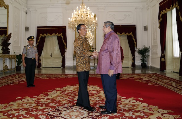 COALITION TALKS? President Joko Widodo (L) greets the chairman of Global Green Growth Institute (GGGI) and former President Susilo Bambang Yudhoyono shortly before a meeting on December 8, 2014. Photo by Mast Irham/EPA 