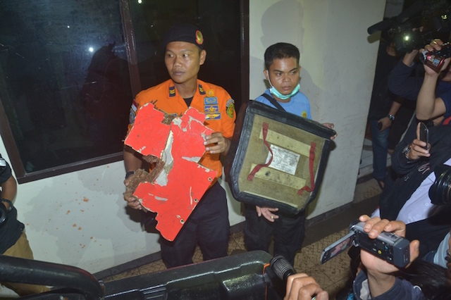 Serpihan pesawat AirAsia QZ8501 dan barang penumpang, saat ditemukan di Perariran Majene, Sulawesi Barat. Foto oleh Mansyur Rahim/Rappler