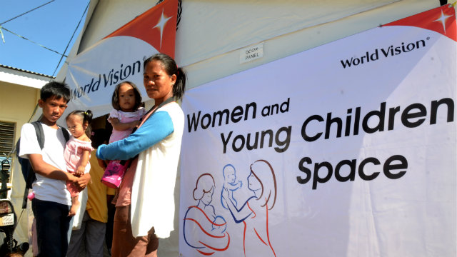 TENDA KHUSUS.  Sebanyak 2.091 wanita menyusui dan wanita hamil, serta pengasuh lainnya, menghadiri serangkaian sesi mengenai pemberian makan bayi dan anak kecil di tenda WAYCS World Vision.  Foto dari Visi Dunia
