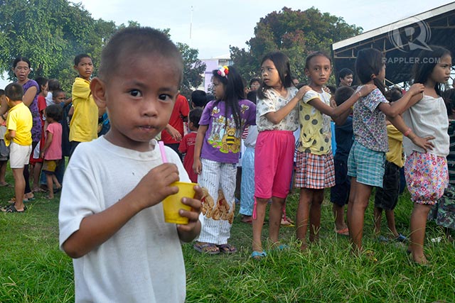 HUNGRY STUDENTS. DSWD & DepEd are conducting school feeding programs, with hopes of ending malnutrition among students. Photo by LeAnne Jazul/Rappler