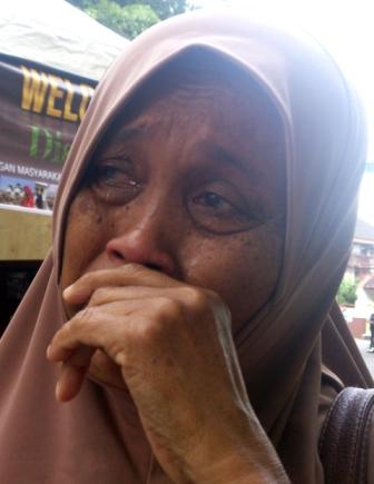 MENANGIS. Rahimah, ibu rumah tangga berumur 65 tahun dari Kabupaten Bireuen menangis karena tak bisa masuk ke tenda peringatan 10 tahun tsunami di Lapangan Blang Padang, Banda Aceh, Jumat (26/12). Pada peringatan satu dekade tsunami, Pemerintah Aceh menganugerahkan penghargaan tertinggi kepada 35 perwakilan negara sahabat. Foto oleh Nurdin Hasan/Rappler