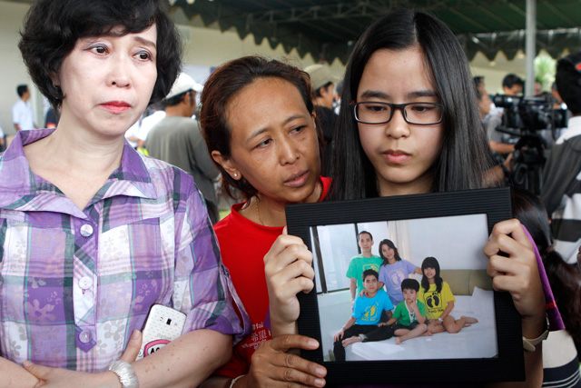 MENUNGGU. Keluarga korban Pesawat Air Asia QZ 8501 cemas menunggu kabar anggota keluarga mereka/Rappler