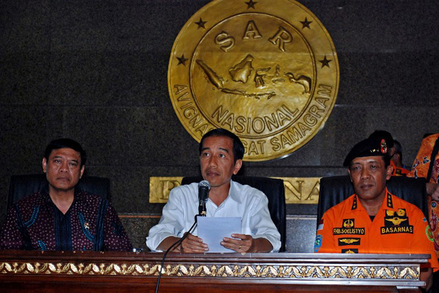 KONFERENSI PERS. Presiden Joko Widodo dan Kepala Basarnas Bambang memberikan keterangan pers terkait hasil pencarian Pesawat Air Asia QZ 8501, Senin, 29 Desember 2014/Rappler 
