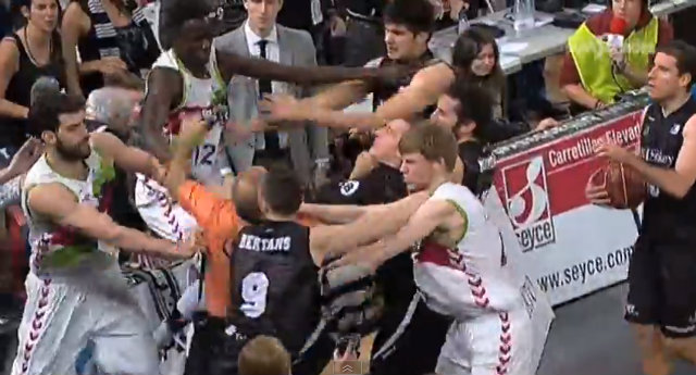 BASKET-BRAWL. Members of the Baskonia and Bilbao ACB basketball squads exchange punches late in the fourth quarter of their derby matchup. Screenshot from Youtube