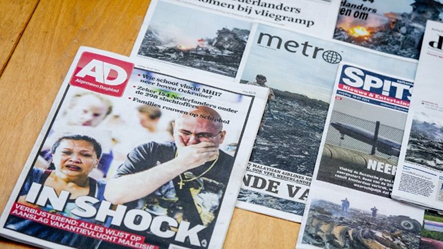 GRIEF, MOURNING. The frontpages of Dutch newspapers on July 17 featuring the crash of a Malaysian plane in eastern Ukraine. The crash is The Netherlands’ second largest air disaster. Photo by Robin Van Lonkhuijsena/ANP/AFP 