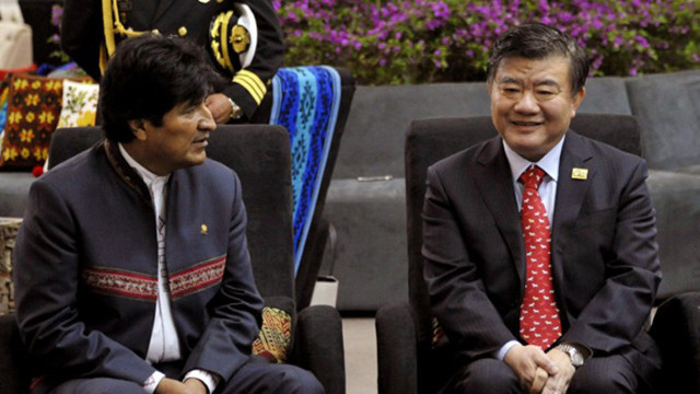 SUMMIT. The President of Bolivia and President pro tempore of the G77 + China, Evo Morales (L) speaks with China's vice-chairman of the Standing Committee of the National People's Congress, Chen Zhu, during a meeting in the framework of the G77+China Summit in Santa Cruz, Bolivia, on June 14, 2014. Photo by AFP/PRESIDENCIA - FREDDY ZARCO