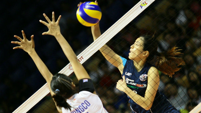 BLAZING SPIKE. Gretchen Ho of Petron spikes the ball against Iari Yongco of RC Cola. Photo by Kevin Dela Cruz