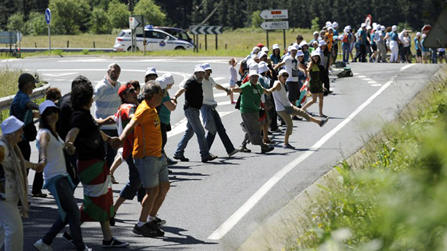 HUMAN CHAIN.  People form part of a human chain in Kanpazar mountain next to the Basque village of Mondragon northern Spain on June 8, 2014 during a protest action to call for a referendum on self-determination. Photo by Rafa Rivas/Agence France-Presse