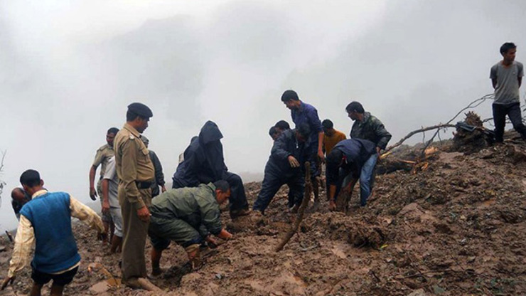 CALAMITY. Indian residents and security personnel dig through mud following heavy rainfall and landslides in the Pauri district of the state of Uttarakhand on August 15. Photo by AFP/STR