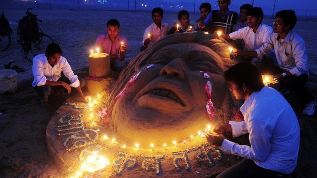 NEVER FORGET. Indian students make a sand sculpture to pay homage as they commemorate the first anniversary of the fatal gang rape of the 23-year-old New Delhi student on a moving bus, in Allahabad on December 16, 2013. Photo by AFP/Sanjay Kanojia