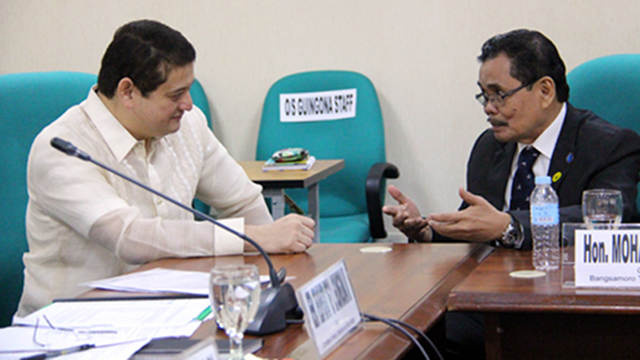 TIGHT TIMEFRAME. Congress has a tight timeframe to pass the Bangsamoro Basic Law, with Malacañang yet to transmit the measure to both houses of Congress. File photo of Senator TG Guingona with MILF chief negotiator Mohagher Iqbal from Senate website 