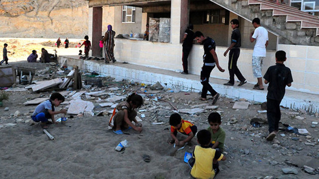 UNREST. Iraqi children play at a refugee camp near the city of Mosul, northern Iraq, June 18 2014. File photo by EPA