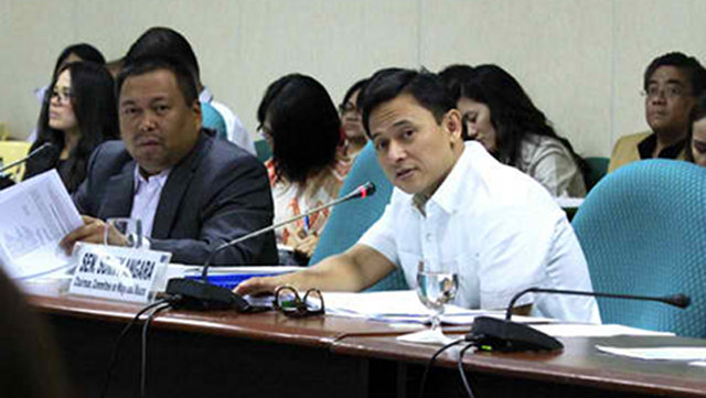 FACT-CHECKING. Senators JV Ejercito and Sonny Angara exchange facts and views on the Aquino administration's performance in the economy and governance. File photo by Romeo Bugante/Senate PRIB