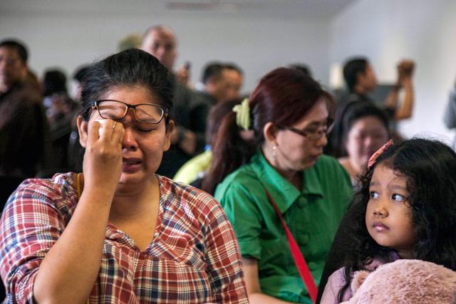 Keluarga korban Pesawat Air Asia QZ 8501 cemas menunggu kabar anggota keluarga mereka. Foto oleh Photo Juni Kriswanto/AFP 