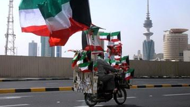 Man driving with Kuwait flag | Yasser al-Zayyat/AFP