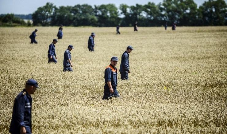 STILL SEARCHING. Members of the Ukrainian State Emergency Service search for bodies in a field near the crash site of the Malaysia Airlines Flight MH17 near the village of Hrabove (Grabove), in Donetsk region on July 26, 2014. Photo by Bulent Kilic / AFP
