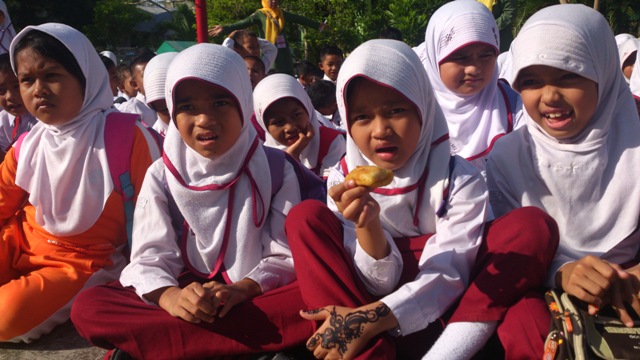 SIMULASI. Ratusan murid Sekolah Dasar (SD) Negeri 2 Banda Aceh antusias mengikuti simulasi bencana tsunami di halaman sekolah, Senin (15/12). Foto oleh Nurdin Hasan/Rappler