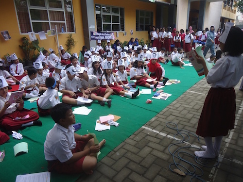 BACA PUISI. Siswa SD di Surabaya sedang membacakan puisi untuk Presiden Joko Widodo, Senin, 27 Januari 2015. Foto oleh Kartika Ikawati/Rappler