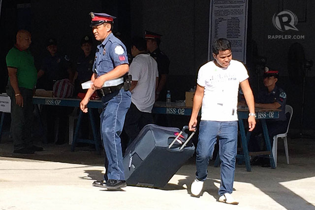 ALL SET. An aide carries Senator Revilla's bag to the detention center. Photo by LeAnne Jazul/Rappler