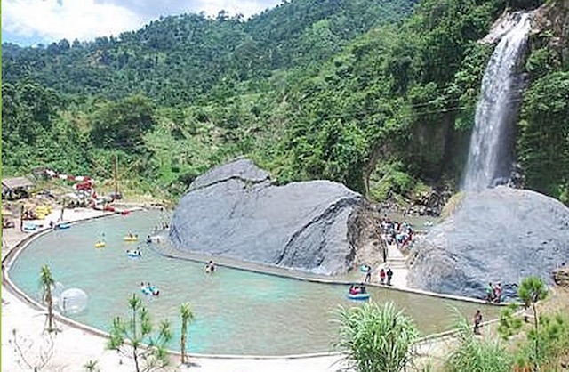 Air Terjun Bidadari di Sentul. Foto dari www.sentulparadise.com