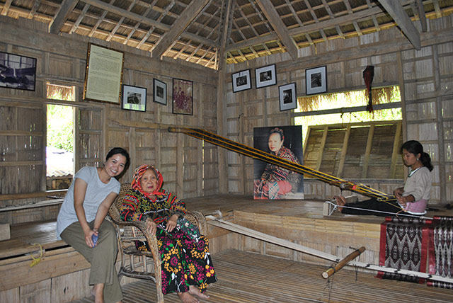 KEBAIKAN.  Temui Lang Dulay, harta karun nasional, dan murid-muridnya di gubuk sederhana T'boli di Danau Sebu, Cotabato Selatan.  Mereka dengan sabar mengajari saya tentang pembuatan dan penenunan 'T'nalak' atau kain tradisional T'boli yang melelahkan.