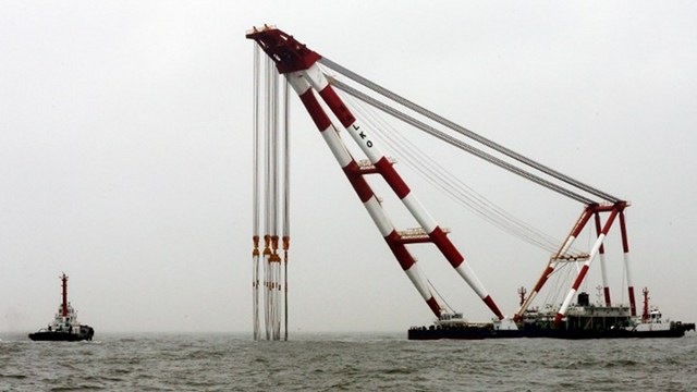 DIFFICULT SEARCH. A giant offshore crane arrives near a capsized ferry at sea off Jindo on April 18, 2014 to assist with the rescue operations. South Korean divers renewed efforts on April 18 to access the capsized ferry in which hundreds of schoolchildren are feared trapped. Photo by Yonhap/AFP