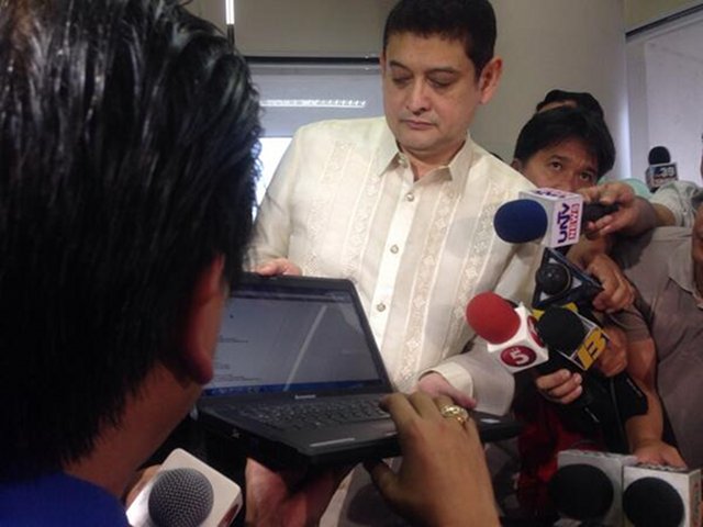 'FOR TRANSPARENCY.' Senate blue ribbon committee chairman TG Guingona shows a page of the Luy files along with NBI cybercrime unit chief Ronald Aguto. Photo by Ayee Macaraig/Rappler