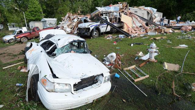 VIOLENT WEATHER. Recovery efforts begin at The Highlands trailer park in Pearl, Mississippi, USA, on 29 April 2014. Chris Todd/EPA