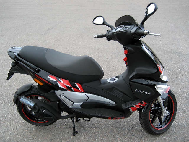 SUPER POLLUTERS. Two-stroke scooters, popular in many developing countries, may be emitting huge amounts of possibly carcinogenic chemicals. Photo from Wikimedia Commons